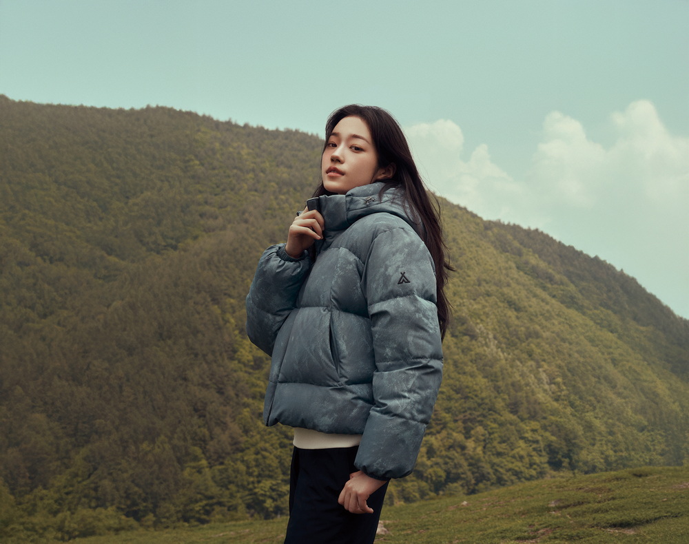 인기몰이 ‘알래스카 x 노윤서’ 맥킨리 헤비 다운 프로모션 진행 923-Image